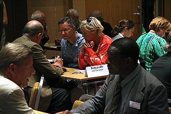Afrika-ekspert Elisabeth Jacobsen (i grønt) i samtale med deltaker under ambassadør-treffet. Foto: Petter Foss, UD