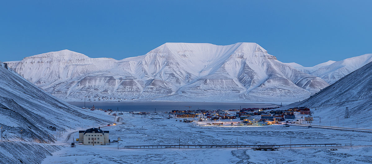 Figure 2.2 View down Longyeardalen towards Hiortfjellet with Huset in the foreground.