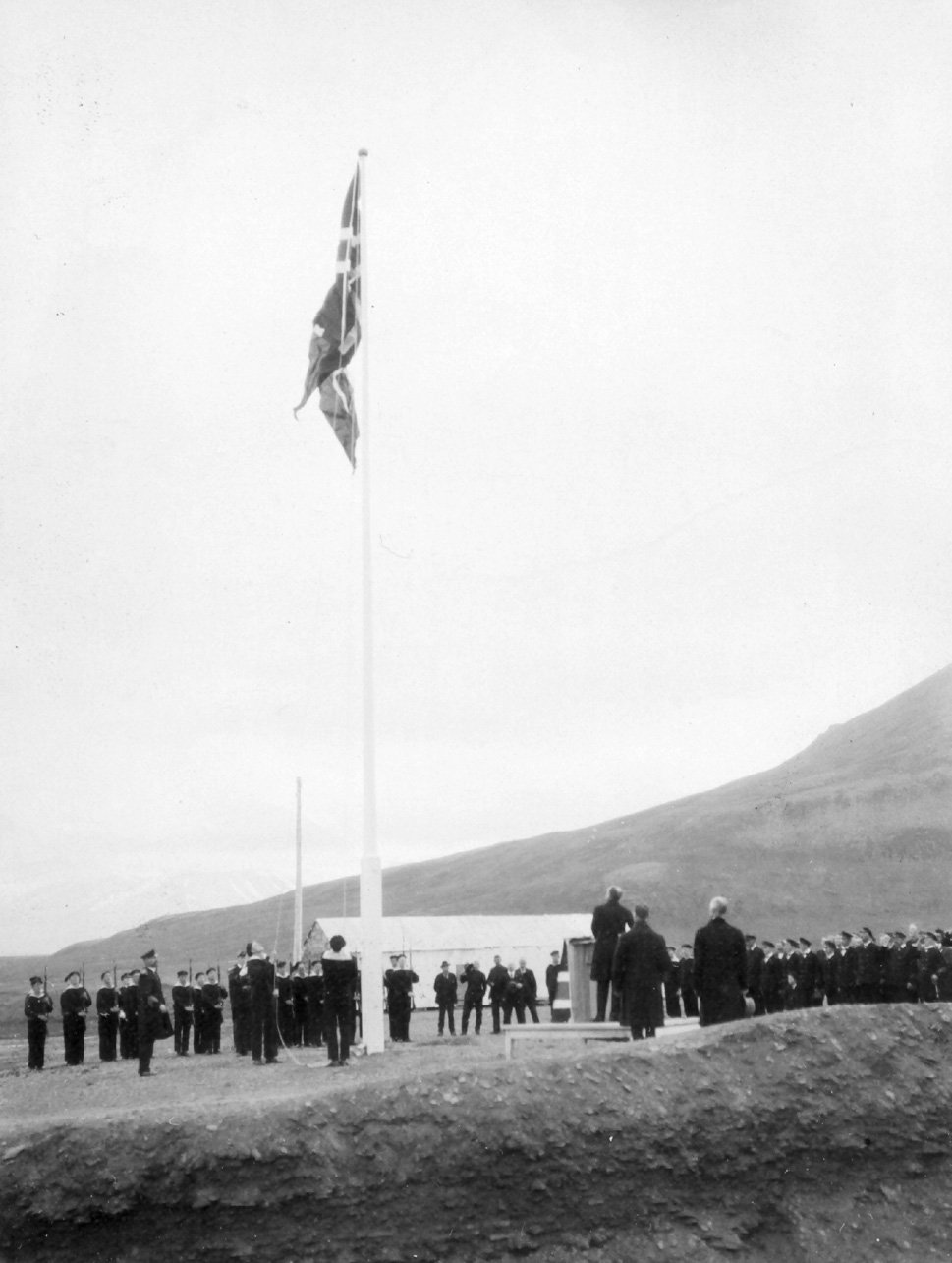 Figur 2.1 Innlemmelsen av Svalbard i Kongeriket Norge markeres i Longyearbyen 14. august 1925. Regjeringen vil i 2025 markere at det da er 100 år siden Svalbard ble innlemmet i kongeriket.