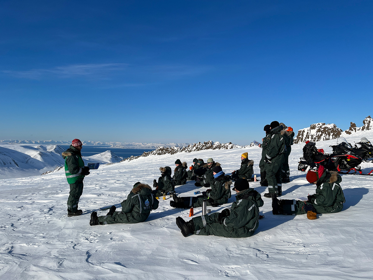 Figur 5.2 UNIS-studenter fra bachelor-kursene i Arktisk geologi gjør feltarbeid ved Botneheia på sentrale Spitsbergen.