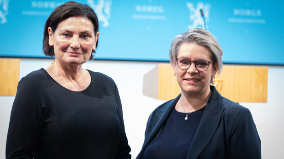 IMDi-direktør Libe Rieber-Mohn  og arbeids- og inkluderingsminister Marte Mjøs Persen under pressekonferansen om flyktningssituasjonen i Norge