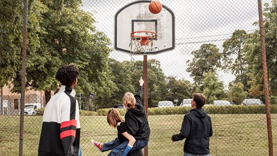 Ungdom som spiller basket