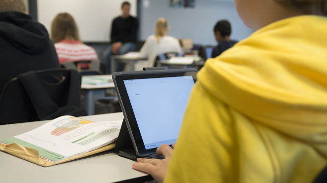 Gutt med iPad på skole