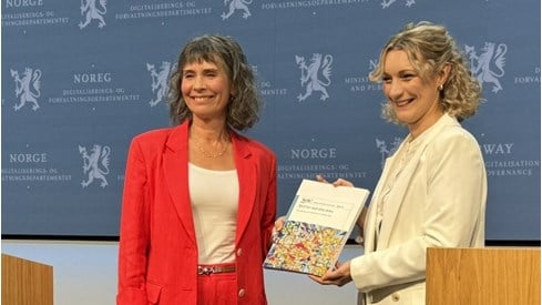 Utvalgsleder Camilla Selman overleverer NOUen til statsråd Karianne Tung