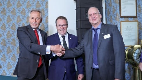 Styreleder i RITEK, Edgar Andreas Fossheim , forsvarsminister Bjørn Arild Gram og Rainer Fichtner fra KNDS  trykker hverandre i hånden.