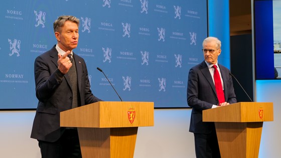 Energiminister Terje Aasland og Jonas Gahr Støre under pressekonferansen. 