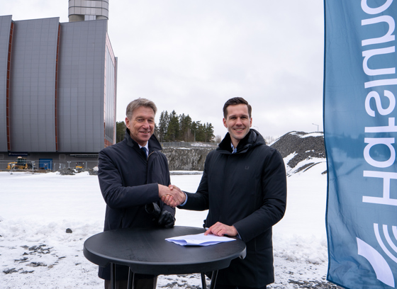 Energiminister Terje Aasland står sammen med CEO i Hafslund Celsio, Martin Lundbu.