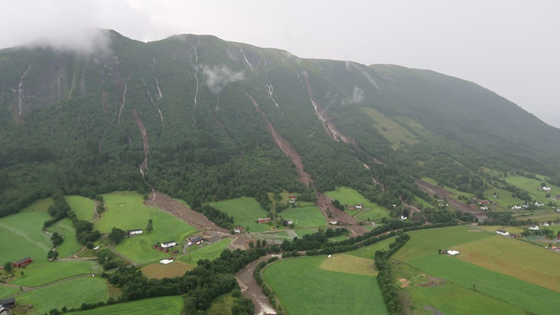 Bildet er fra jordraset i Vistdal i Møre og Romsdal søndag 30. juli.