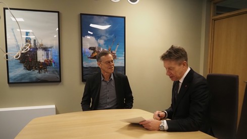 Knut Gjertsen i Okea og energiminister Terje Aasland.