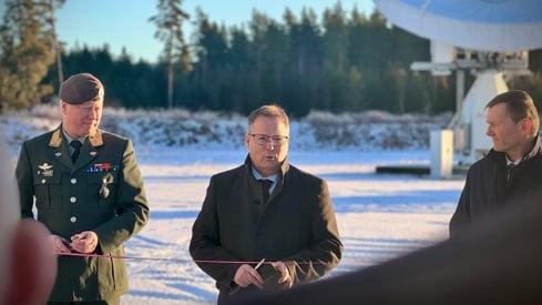 Forsvarsminister Bjørn Arild Gram (Sp), Sjef Cyberforsvaret Halvor Johansen og Kjell-Ove Skare fra Space Norway klippet snoren foran de nye satellittmottakerne på Forsvarets Satellittstasjon Eggemoen. Foto: Emil Bremnes / FD