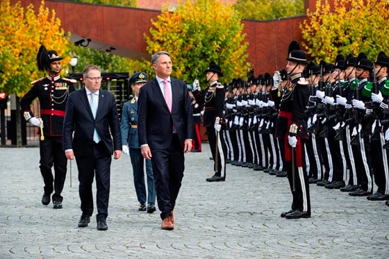 Visestatsminister i Australia Richard Marles blir tatt imot av forsvarsminister Bjørn Arild Gram foran Gardern