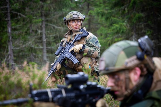 Soldater på øvelse i kamuflasjeuniform