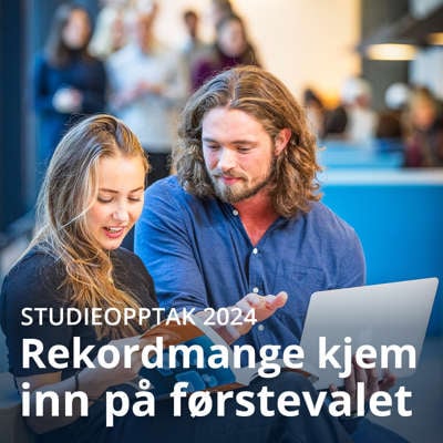 Studenter ved Norges Handelshøyskole ser på en PC.