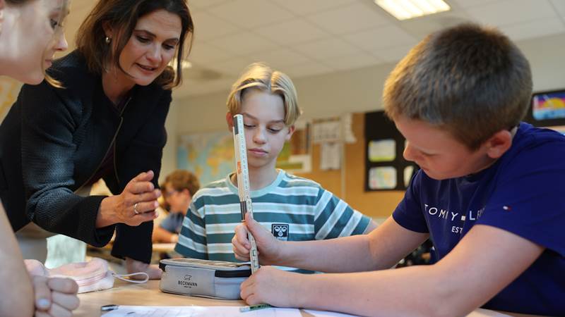 Kunnskapsminister Kari Nessa Nordtun besøkte Nesoddtangen skole der elevene jobber med praktisk matte.