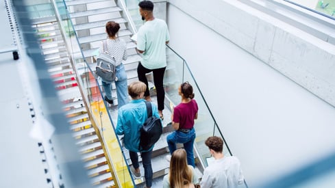 Studenter går opp en trapp