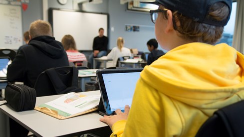 elever sitter på ipad i klasserom