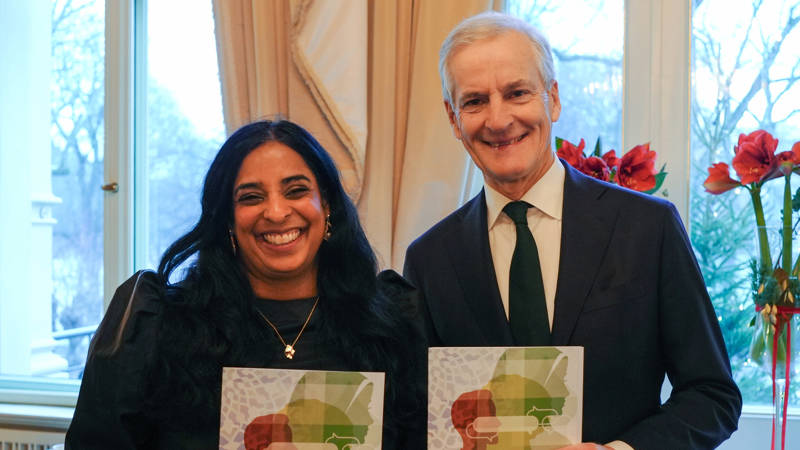 Minister of Culture and Equality Lubna Jaffery and Prime Minister Jonas Gahr Støre holding the Action Plan in their hands.