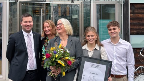 Landbruks- og matminister Geir Pollestad sammen med Renate Lunde, Heidi Lunde. Ylva Lunde Barman og Emil Lunde Barman fra Vossabia.