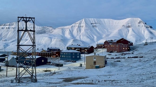 Longyearbyen i skumring, med snø