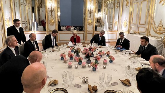 Rundt bord i Elysee i Paris. Støre, von der Leyen og Macron sitter til bords sammen med egne delegasjoner.