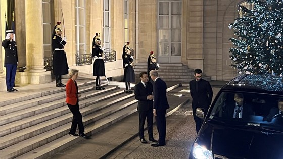 Statsminister Støre og president Macron håndhilser. Von der Leyen er på vei ned trappen for å hilse.