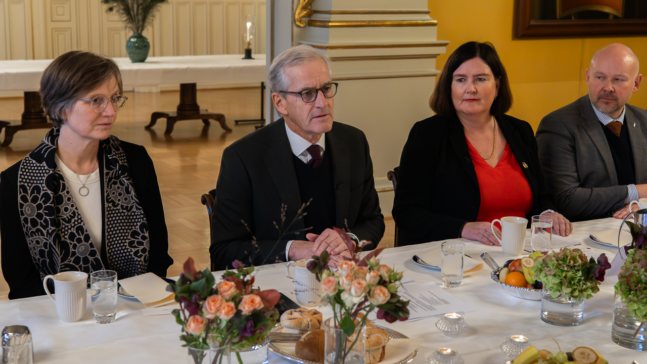 Møtedeltakere rundt et bord i Parkveien.