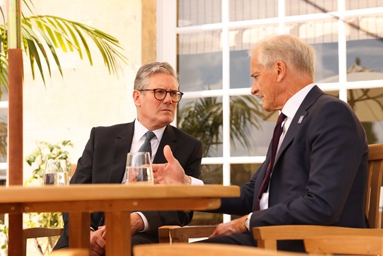 Storbritannias statsminister Keir Starmer og statsminister Jonas Gahr Støre under møte i Det europeiske politiske fellesskapet på Blenheim Palace.