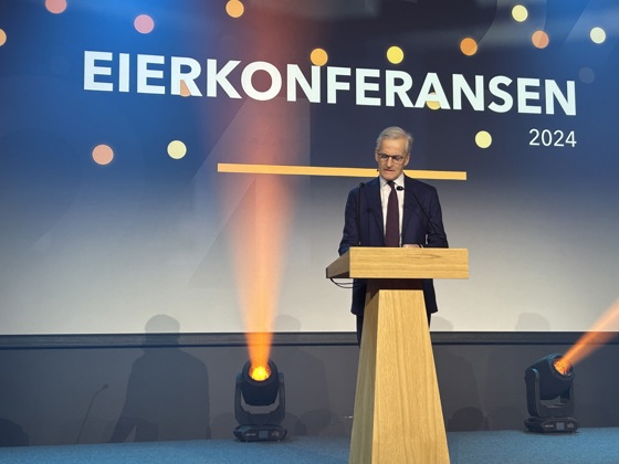 Statsminister Jonas Gahr Støre på talerstolen på Eierkonferansen