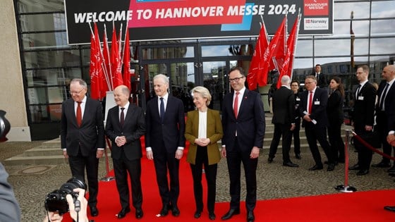 Gruppebilde med bla. Scholtz, Støre og von der Leyen foran inngangspartiet til Hannovermessen