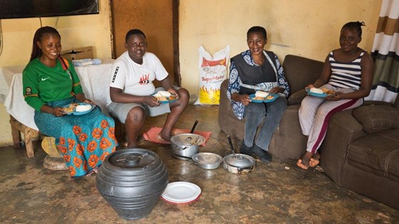 Fire zambiere sitter rundt gryter og utstyr for ren matlaging.