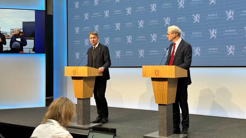 Energiminister Terje Aasland og statsminister Jonas Gahr Støre står bak hver sin talerstol. Begge i dress. 