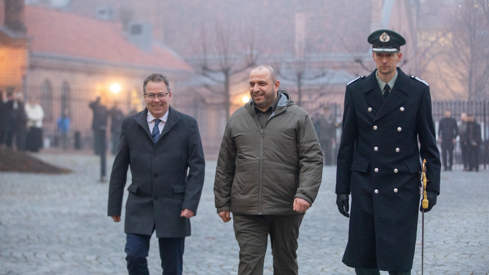 Ukrainas forsvarsminister Umerov på besøk i Norge. Går inn borggården i Glacisgata 1 sammen med Gram.