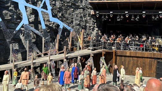 Fra scenen til Moster amfi under jubileumsfeiringen. Mange skuespillere på scenen.