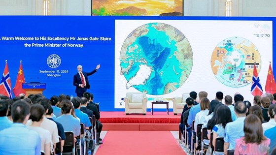 Prime Minister Støre in an auditorium.