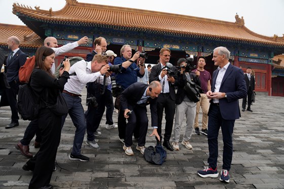 Fotografer tar bilder av statsminister Støre i Den forbudte by i Beijing.