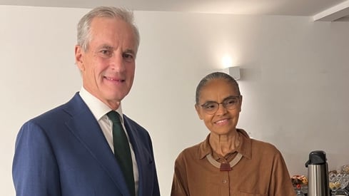 Statsministeren står sammen med Brasils klimaminister Marina Silva.