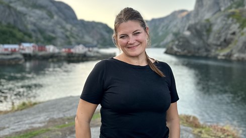 Næringsminister Cecilie Myrseth i Lofoten, med fjell i bakgrunnen