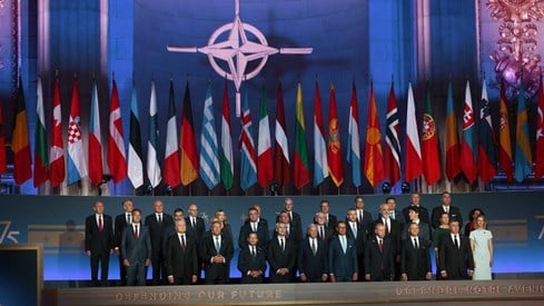 Gruppebilde fra Nato-toppmøtet. Flagg og statsledere stilt opp.