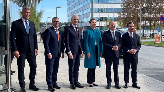 Nordiske statsministre sammen med Tysklands forbundskansler Scholz på fortauet i Stockholm. 