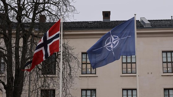 Norsk flagg og Nato-flagg foran en byngning i Verksgården på Akershus festning.