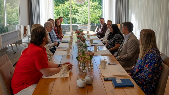 Møtedeltakerne sitter rundt et langt spisebord i statsministerboligen.