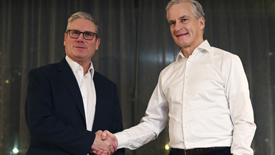 Keir Starmer shaking hands with Jonas Gahr Støre.