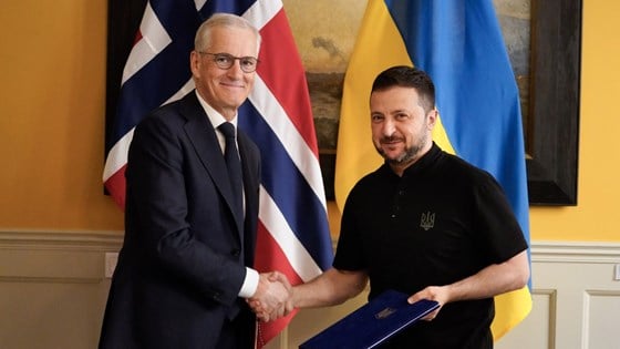 Statsminister Jonas Gahr Støre og Ukrainas president Volodymyr Zelenskyj.