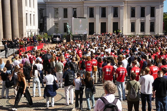 Folkemengde på Univeritetsplassen i Oslo. Studenter. Mange med t-skjorter med faddermotiv.