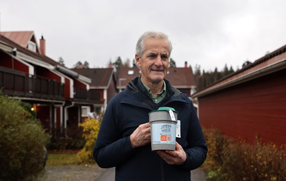 Statsminister Jonas Gahr Støre med bøsse for TV-aksjonen.