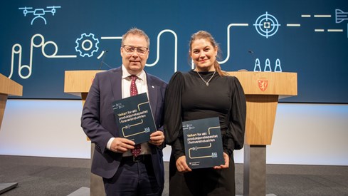 Forsvarsminister Bjørn Arild Gram og næringsminister Cecilie Myrseth holder hvert sitt eksemplar av veikart-dokumentet.