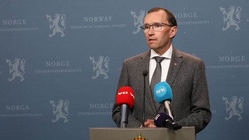 Bilde av utenriksminister Eide på pressekonferanse