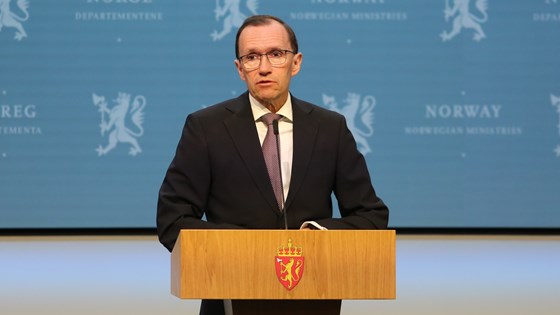Bilde av utenriksminister Barth Eide på talerstol under pressekonferanse