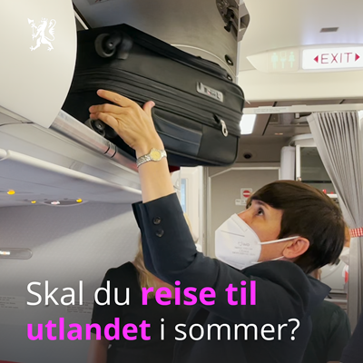 Utenriksminister Ine Eriksen Søreide med munnbind henter ut kofferten sin på et rutefly.