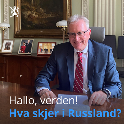 Ambassadør Rune Resaland sitter ved pulten sin på kontoret sitt i Moskva.